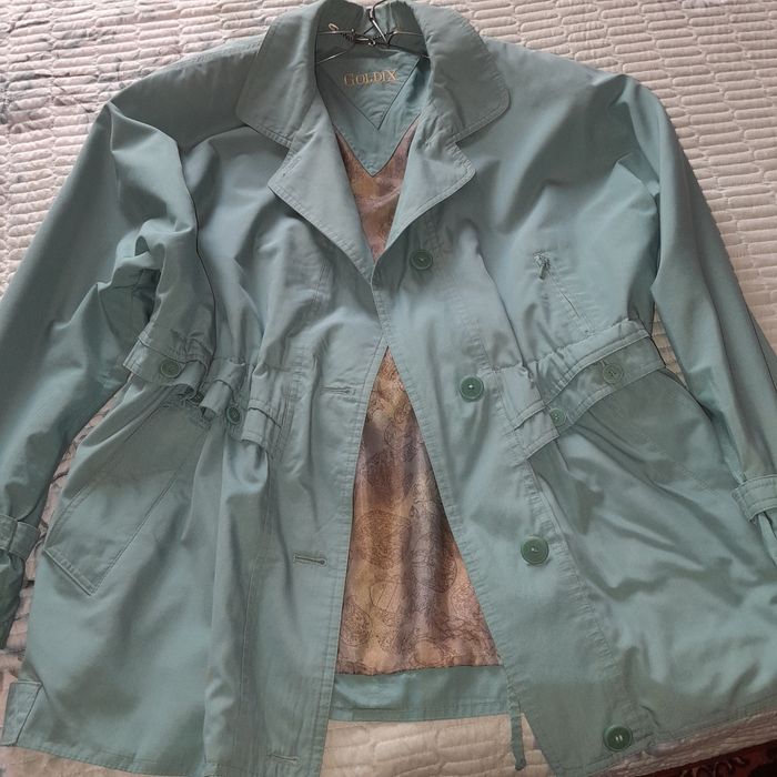 Продаётся женская куртка на весну-осень