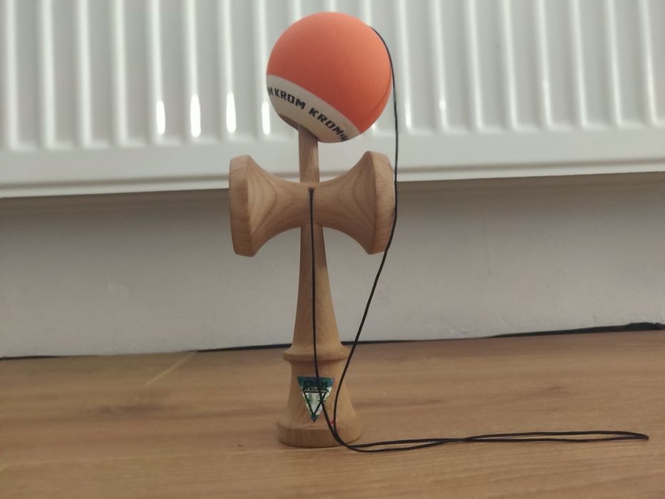 Kendama KROM Nouă - Portocaliu/Alb - Râmnicu Valcea