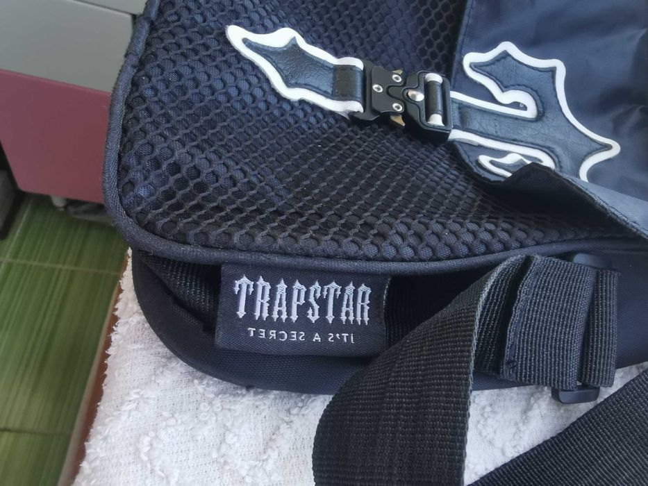 Geanta Trapstar crossbody culoare neagra
