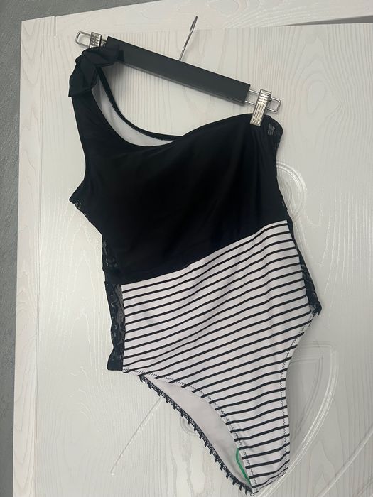 Бански с дантела