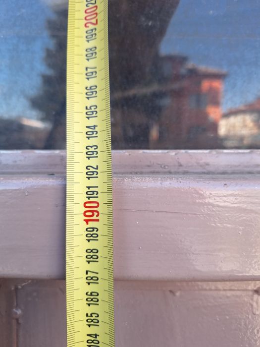 Масивна метална врата с брава и каса