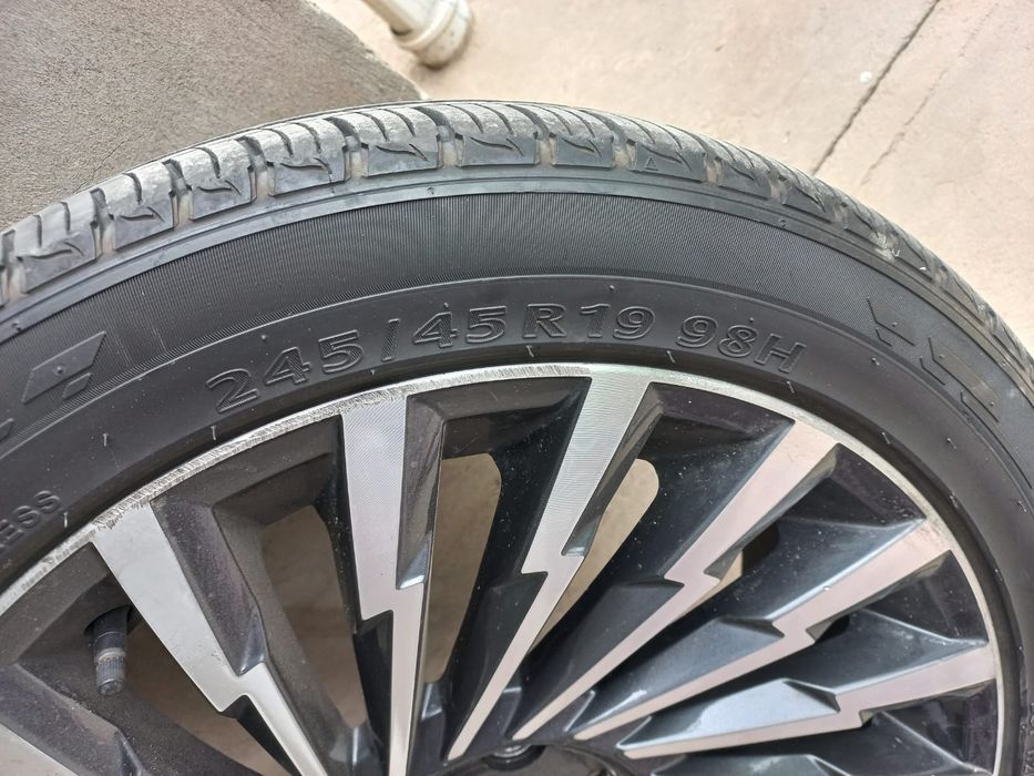 Продам диски с шинами R19 HYUNDAI