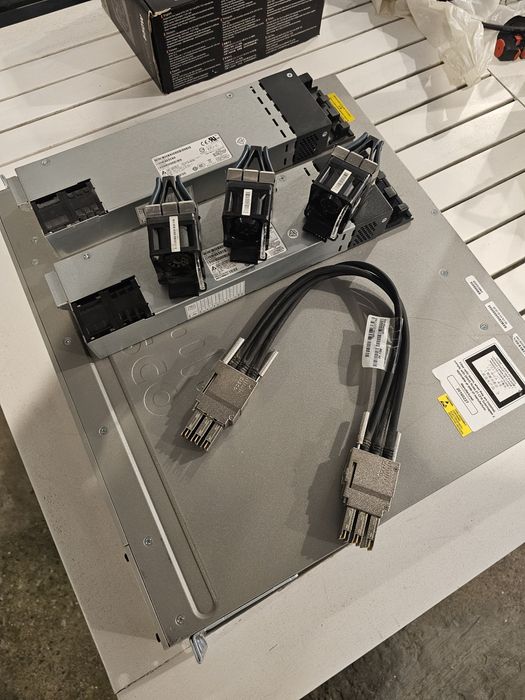 Vând switch enterprise Cisco Catalyst 3850 WS-C3850-48P,