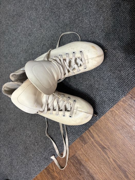 Коньки женские.