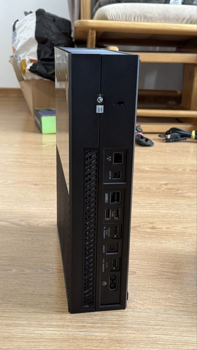 Xbox One + Alimentator cu Mic Defect!