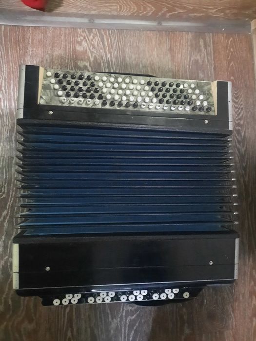 Стариный баян в чехле требует ремонта