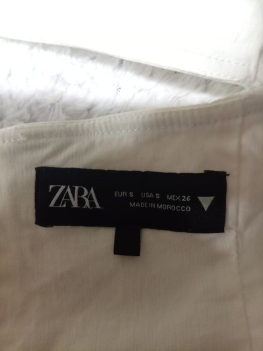 Top de damă ZARA alb, model corset/maieu cu decupajj, mărime S
