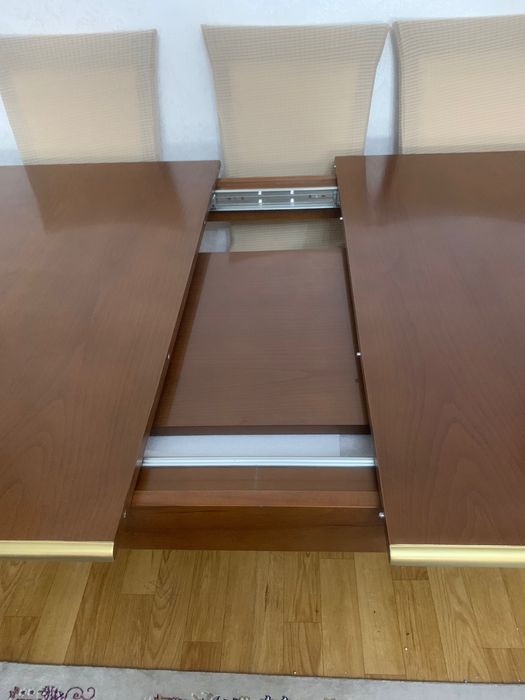 Продается стенка -горка и стол для гостийной