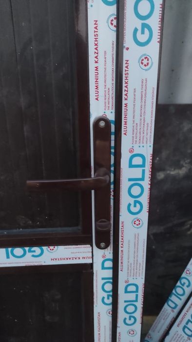 Алюминиевый двери и окошко