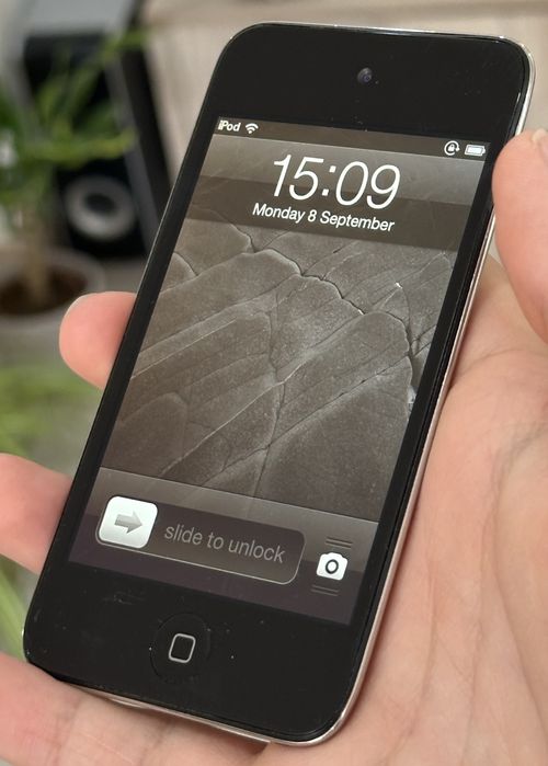 Apple iPod Touch (4th generation) 8GB – работещ + кабел