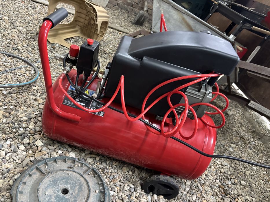 2 години гаранция!Маслен компресор Einhell 270/50 (50 литра, 270 л/мин) – Като нов!