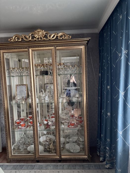 Продается витрина для гостиной