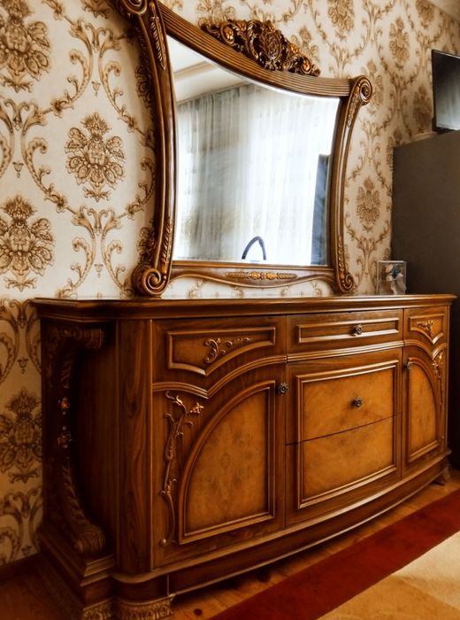 Мебел сотилади (горка комод