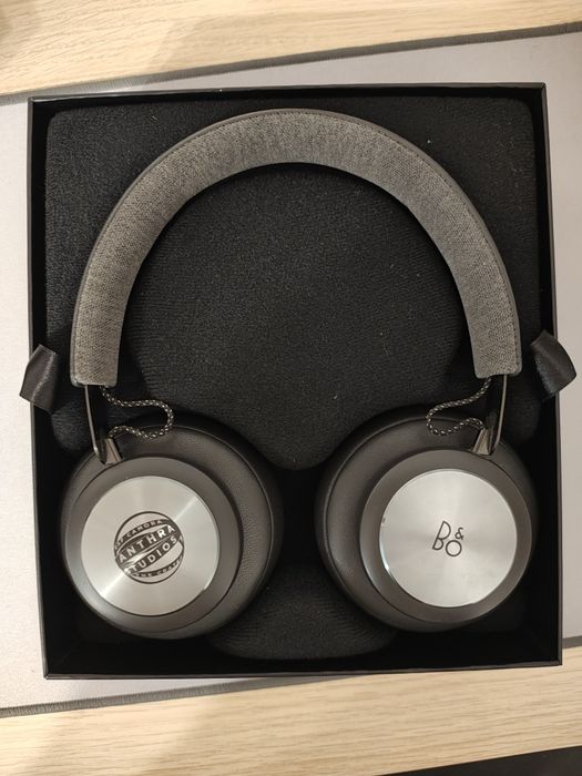 Casti Bang & Olufsen Beoplay H4 RAF Camora x Anthra Studios