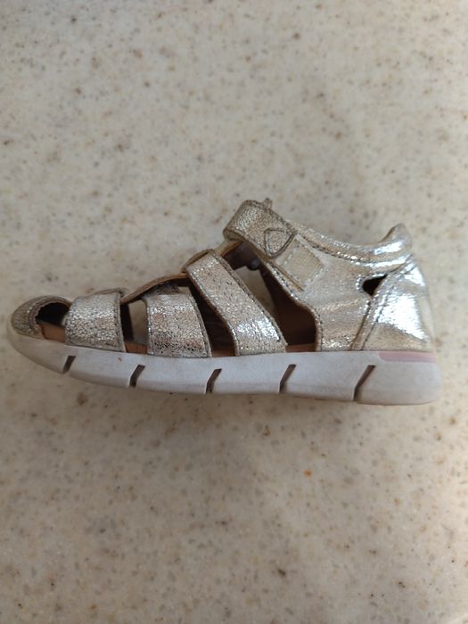 Продаю обувь для девочек