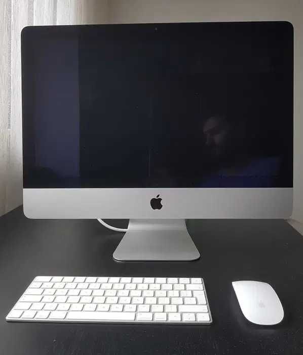 iMac Retina 4K 21.5” (2019) – stare impecabilă, accesorii originale