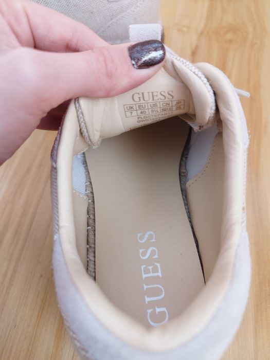 Нови обувки Guess