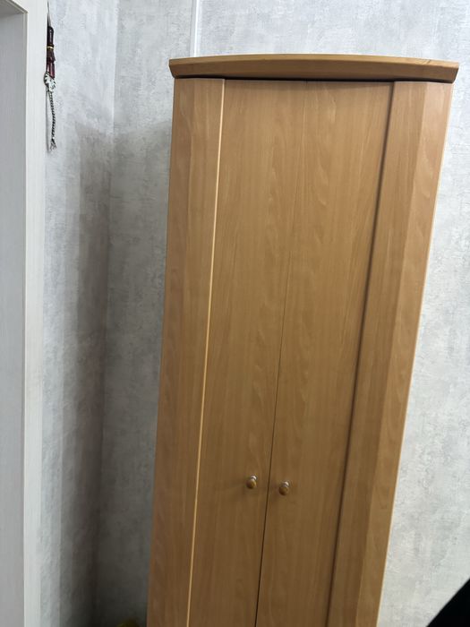 Деревянный шкаф