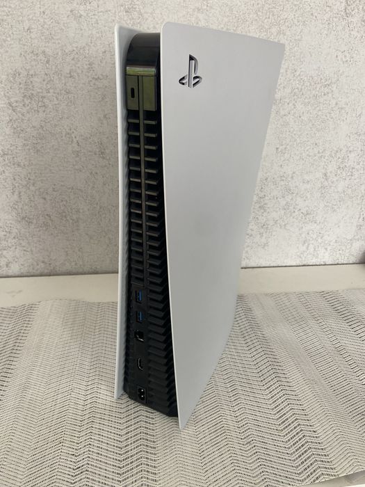 Конзола PlayStation 5 Disc Edition + FIFA 20