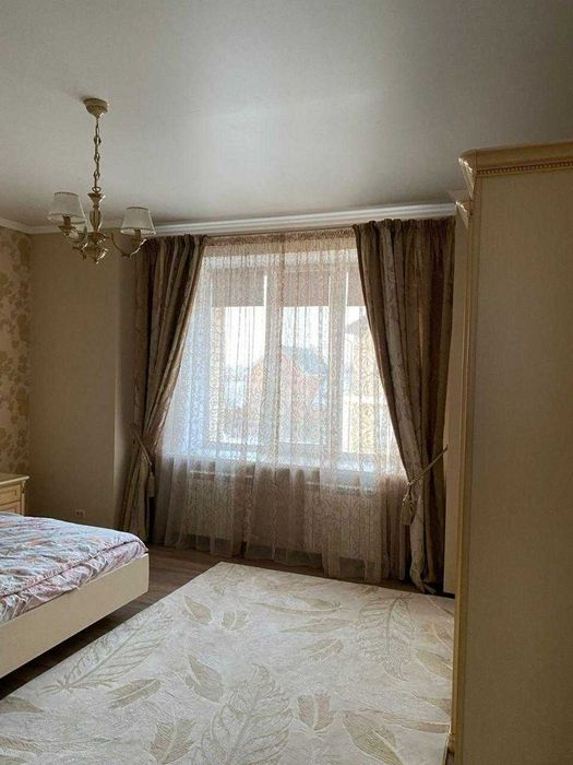 Продам  солидный коттедж в городе