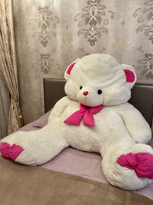 Плюшевый огромный медведь