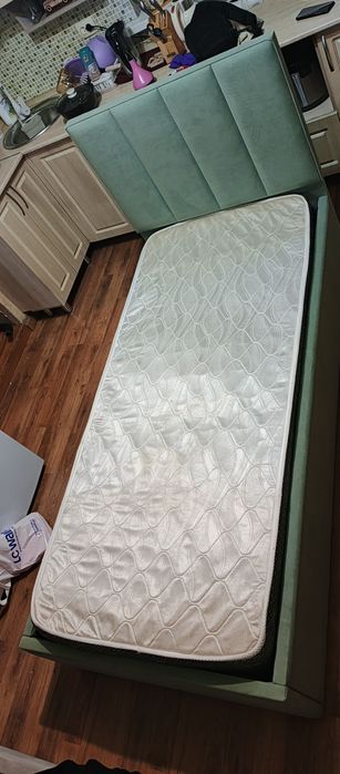 Кровать односпальная.