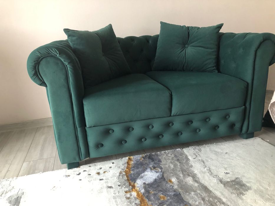 Canapea din catifea elegantă, folosită foarte puțin. Nu mi se potrivește in camera