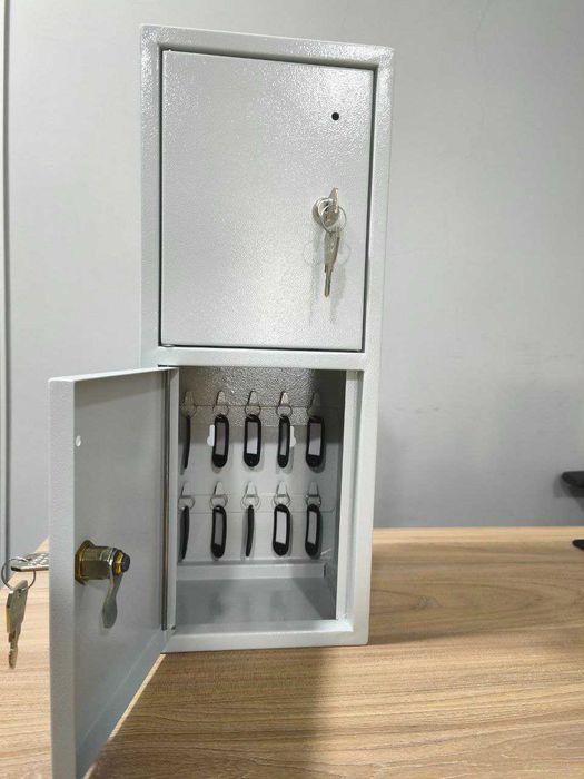 Ключница на 20 ключей с брелками