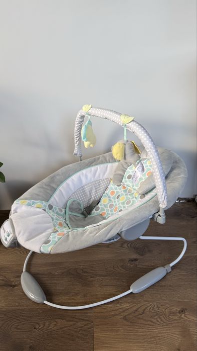 Шезлонг за бебе с подарък батерии
