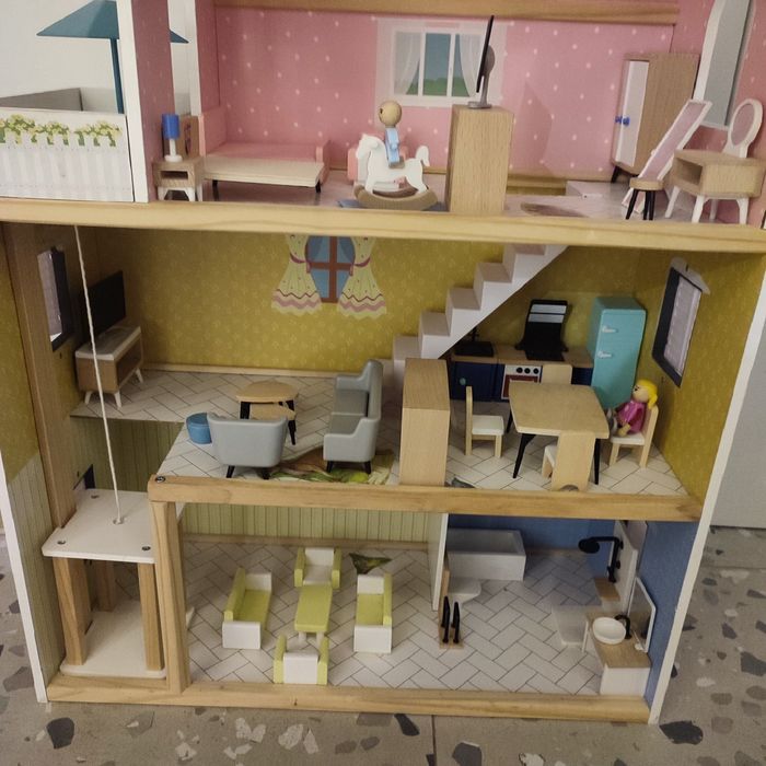Къща за кукли с допълнително обзавеждане