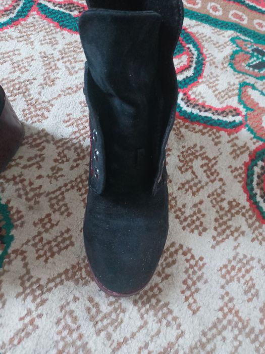 Замшевые ботинки продам