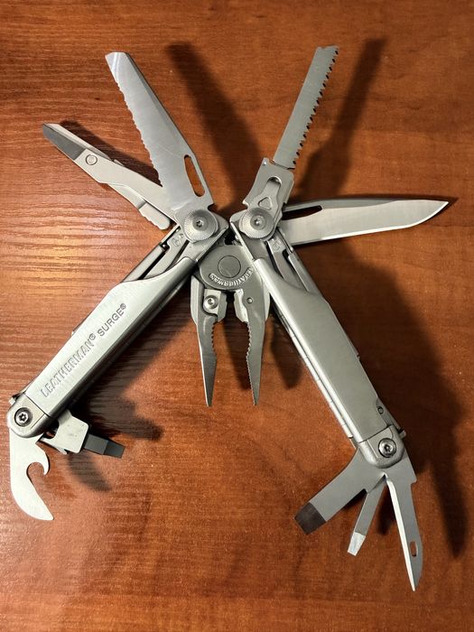 Мультитул Leatherman Surge