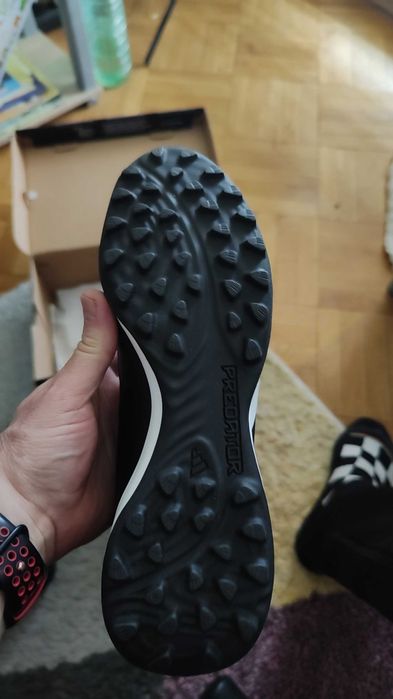 Продават се футболни обувки Adidas Predator - чисто нови (стоножки)