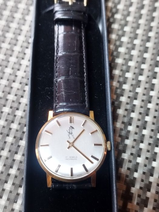 Продам золотые часы.