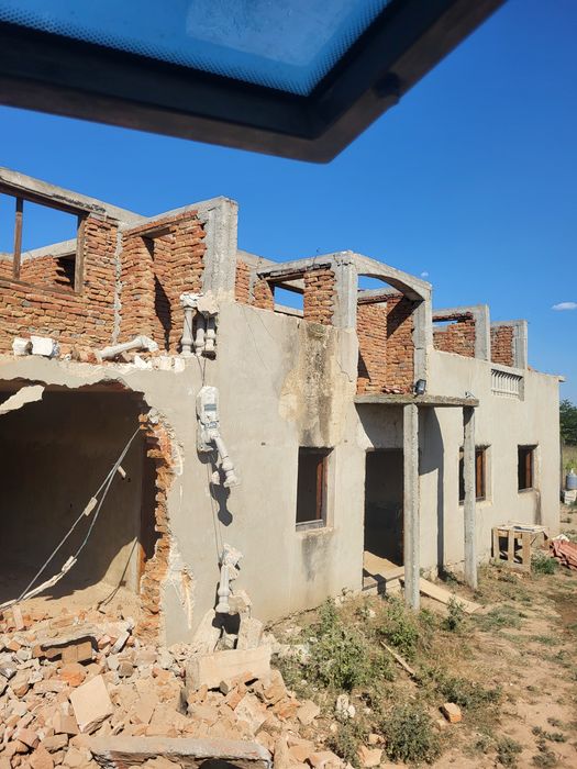 Demolări case evacuare moluz, și pământ umplutură