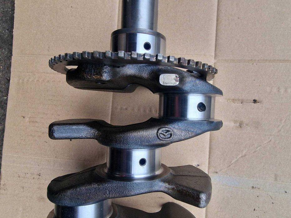 Продавам колянов вал за Мазда 2,2 Скайактив с лагери и биела 1 брой