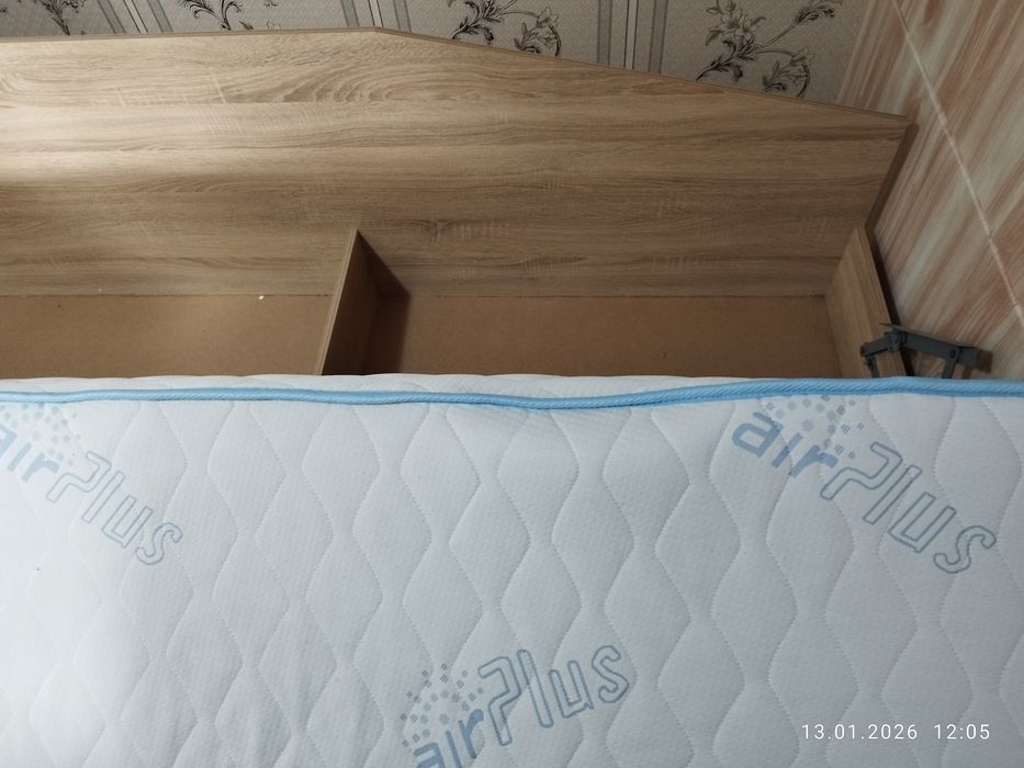 Легло и матрак с повдигащ механизъм
