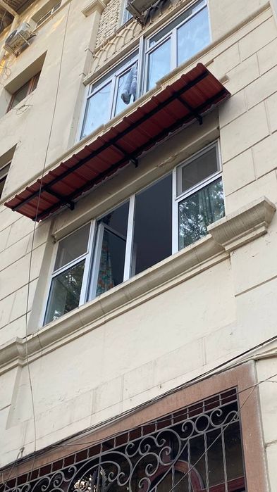 Установка над оконных козырьков