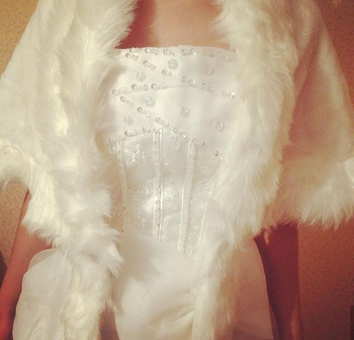 Продам свадебное платье и шубы