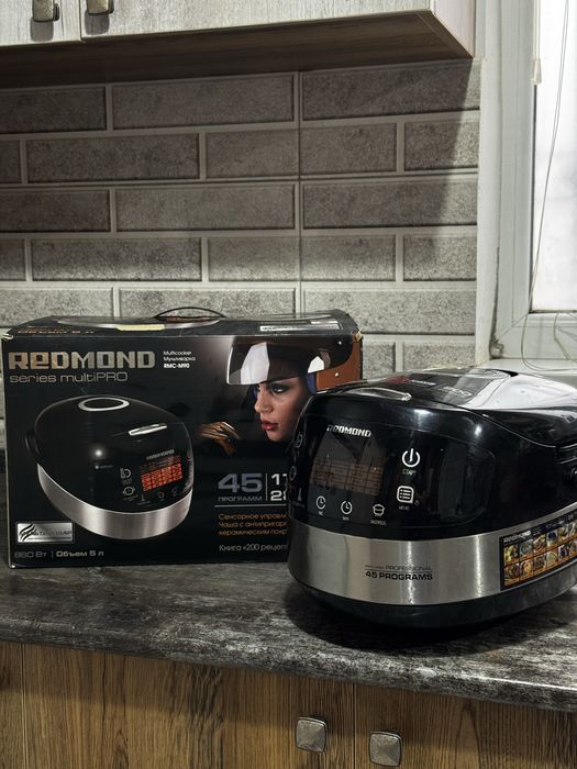 Мультиварка бренда REDMOND