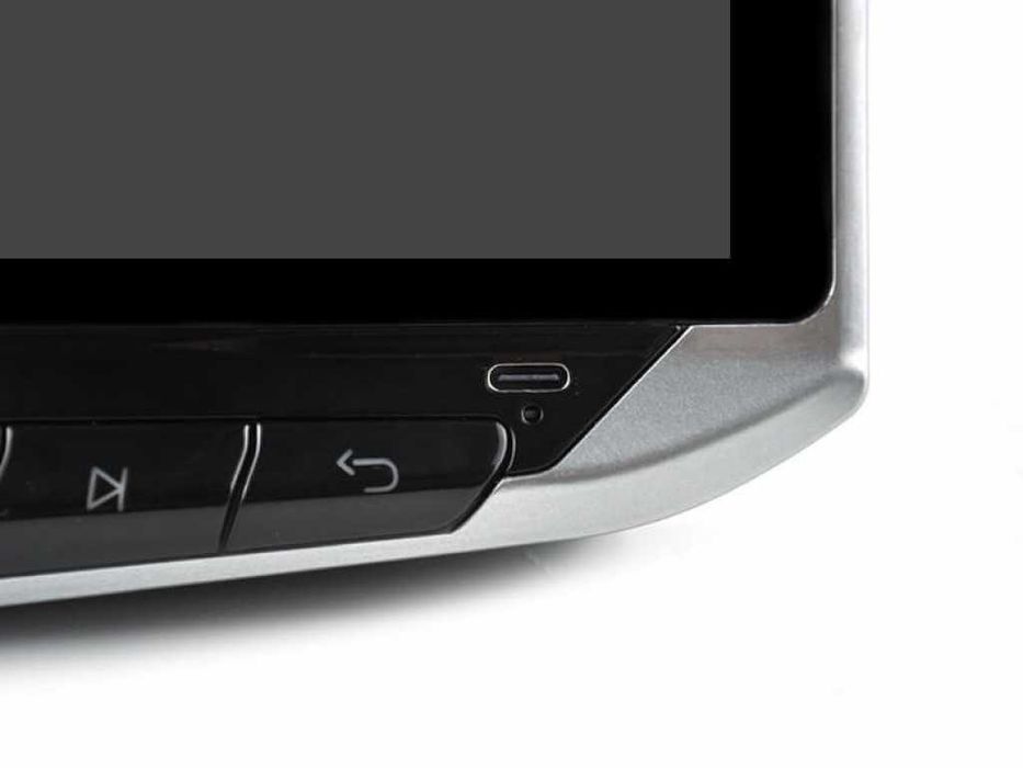 Сензорна мултимедийна система за автомобил с GPS навигация.