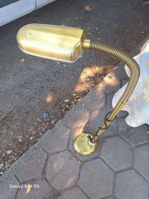 Висока месингова лампа