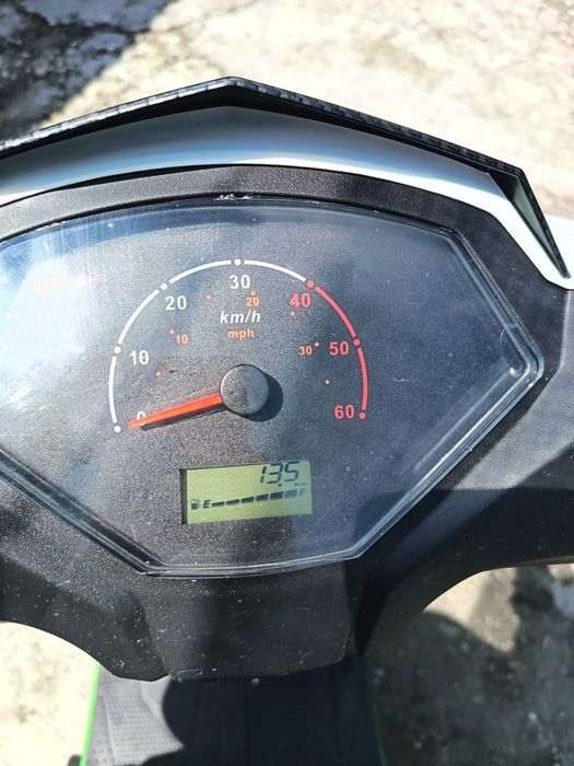 Продам скутер suuzim8