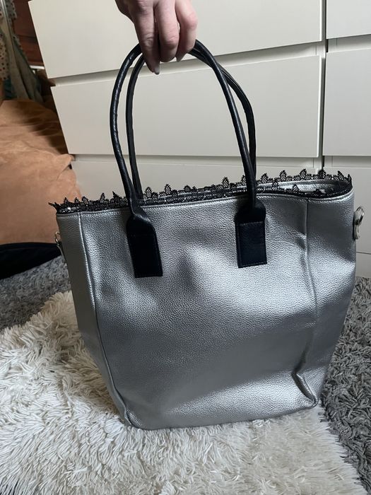 Дамска чанта в сребрист и черен цвят