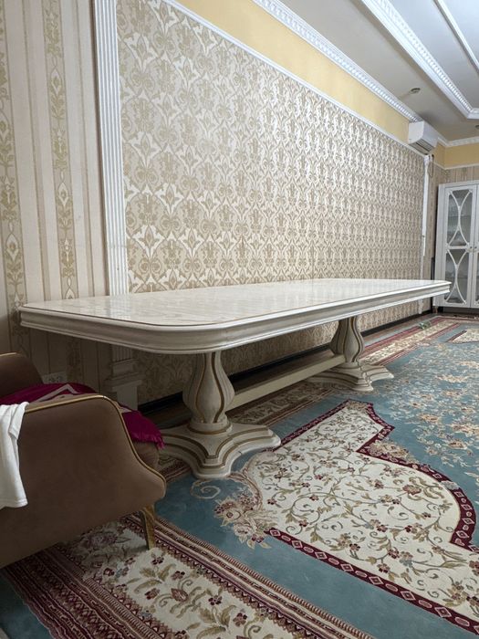 Стол деревянный для гостиной