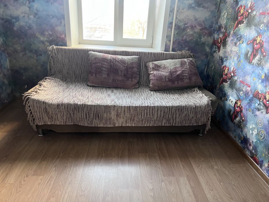 Диван с подушками