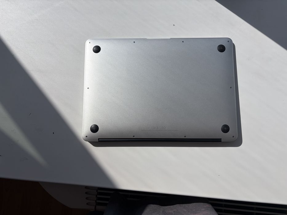 Продам MacBook Air 13" (2017) — 8GB RAM / Intel i5