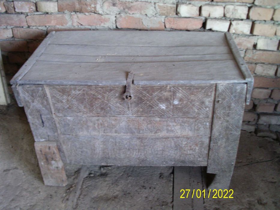 Антични ръчно резбовани Български ракли за чеиз. Народно творчество.