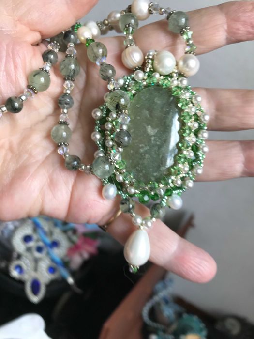 Colier si cercei handmade cu peridot caboson, peridot marele, perle naturale mari ,perle  Swarovski mici.argint