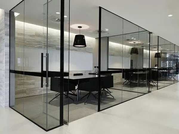 Стеклянная перегородка из закаленного стекла. Душевая кабина. Каленный